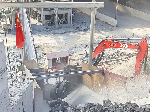 Fixed Rockbreaker Boom System Quickly Break Large Stones in The Aggregate Plant