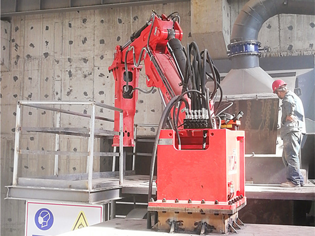 PEDESTAL BREAKER BOOMS