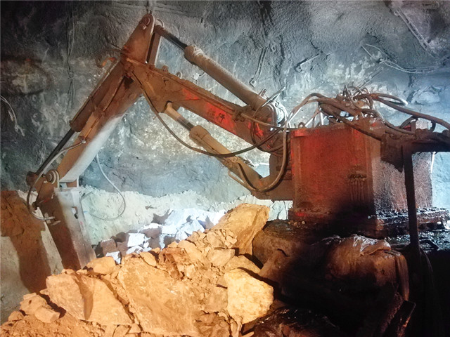 PEDESTAL ROCK BREAKER BOOM SYSTEM