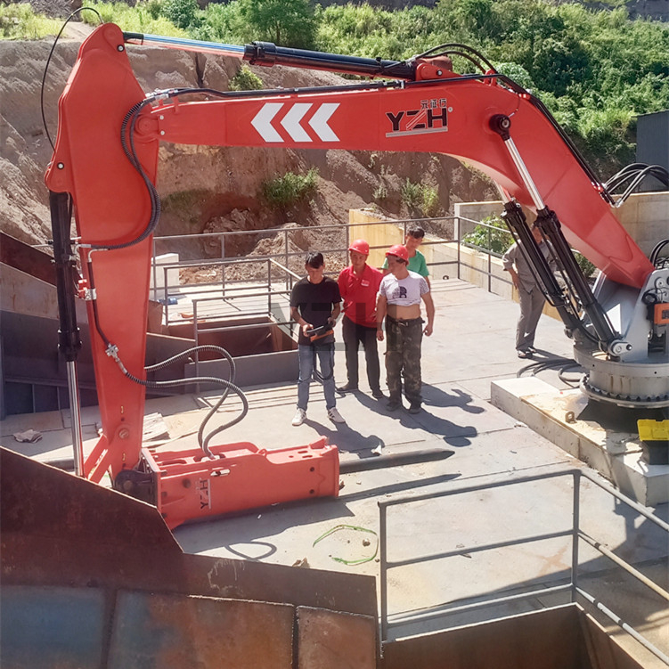 Rockbreaker Clearing Crusher Blockages Quickly 