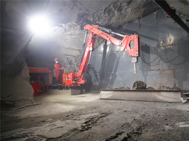 Pedestal Rock Breaker Boom System Break Oversize Rock In Underground Mining