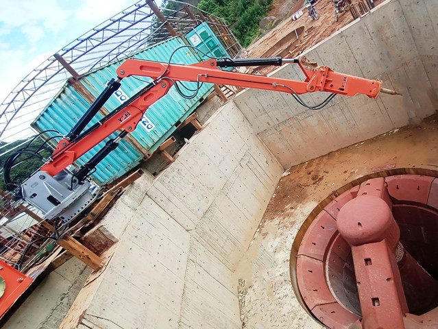 Guangxi Supersized Aggregate Plant Customized A Stationary Pedestal Rockbreaker System For The Gyratory Crushers