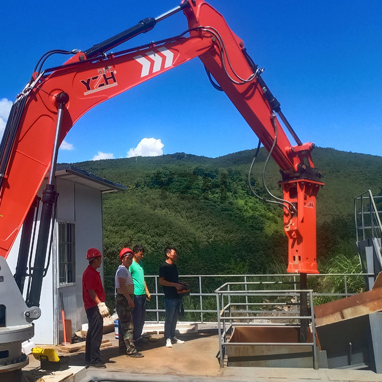 Rockbreaker Clearing Crusher Blockages Quickly 