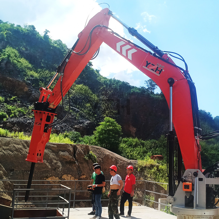 Rockbreaker Clearing Crusher Blockages Quickly 