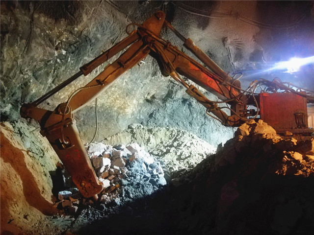 Electric Hydraulic Rockbreaker Breaker Boulders In Underground Mine