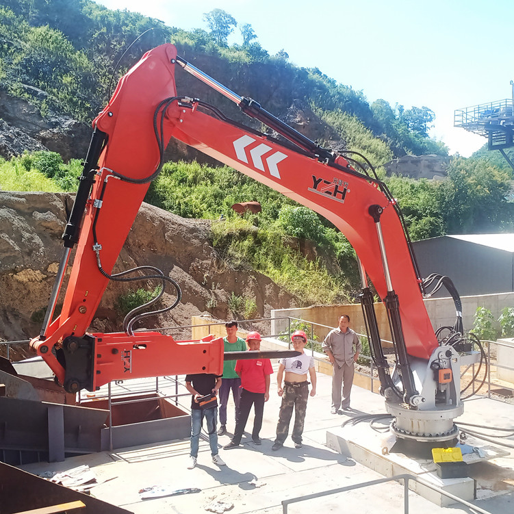 Rockbreaker Clearing Crusher Blockages Quickly 