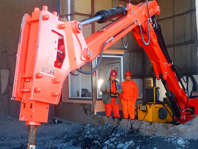 LaiGang Group Installed Another Stationary Type Rockbreaker Boom System