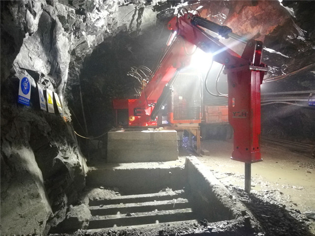 Pedestal Rock Breaker Boom System Breaks Large Rocks Under The Underground Mine