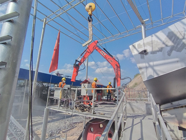 rockbreaker boom system