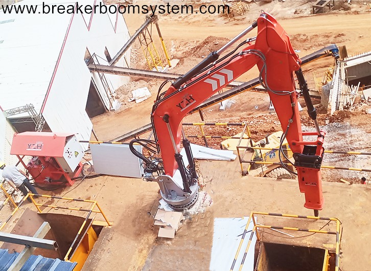 Pedestal Rock Breaker Boom Systems Assist Two Jaw Crushers To Break Oversized Boulders At Once