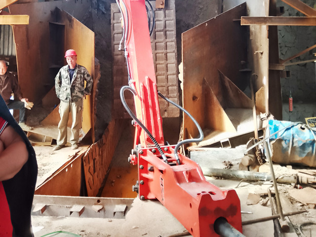 Guangxi Stone Material Factory Installed YZH Fixed Pedestal Boom Breakers Next To The Crusher